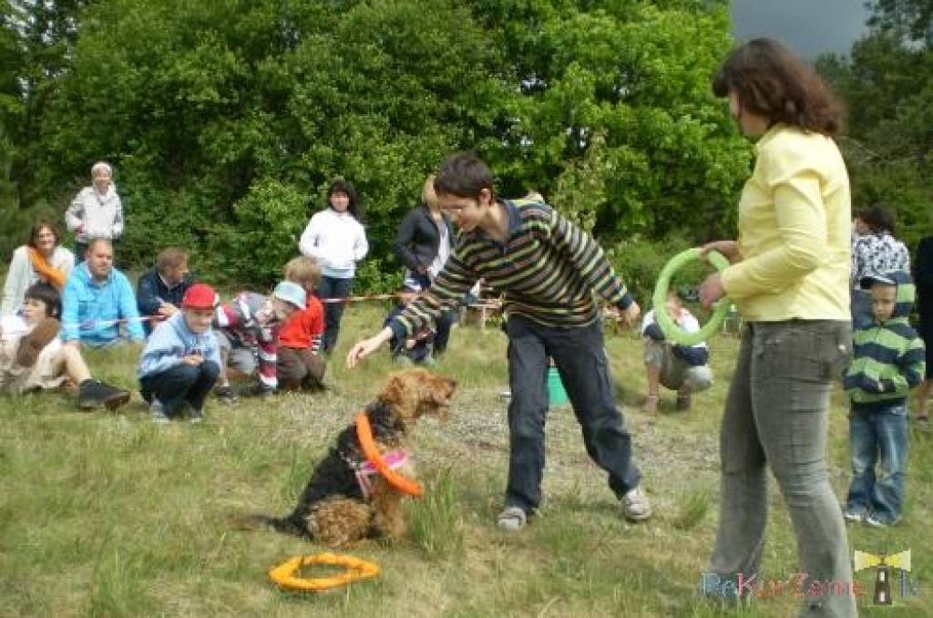 Sestdien Grobiņas pagasta “Dižvanagos” viesojās suņi un instruktori no Dienesta un sporta suņkopības mācību centra, lai iepazīstinātu ar kanisterapiju un tās iespējām. 
Kanisterapija nozīmē dziedināšanu saskarsmē ar speciāli piemeklētiem...
Autors: Ilze Vainovska