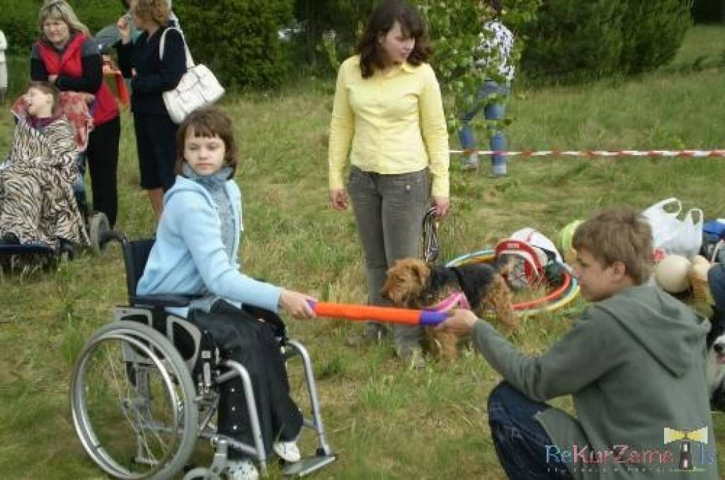 Sestdien Grobiņas pagasta “Dižvanagos” viesojās suņi un instruktori no Dienesta un sporta suņkopības mācību centra, lai iepazīstinātu ar kanisterapiju un tās iespējām. 
Kanisterapija nozīmē dziedināšanu saskarsmē ar speciāli piemeklētiem...
Autors: Ilze Vainovska