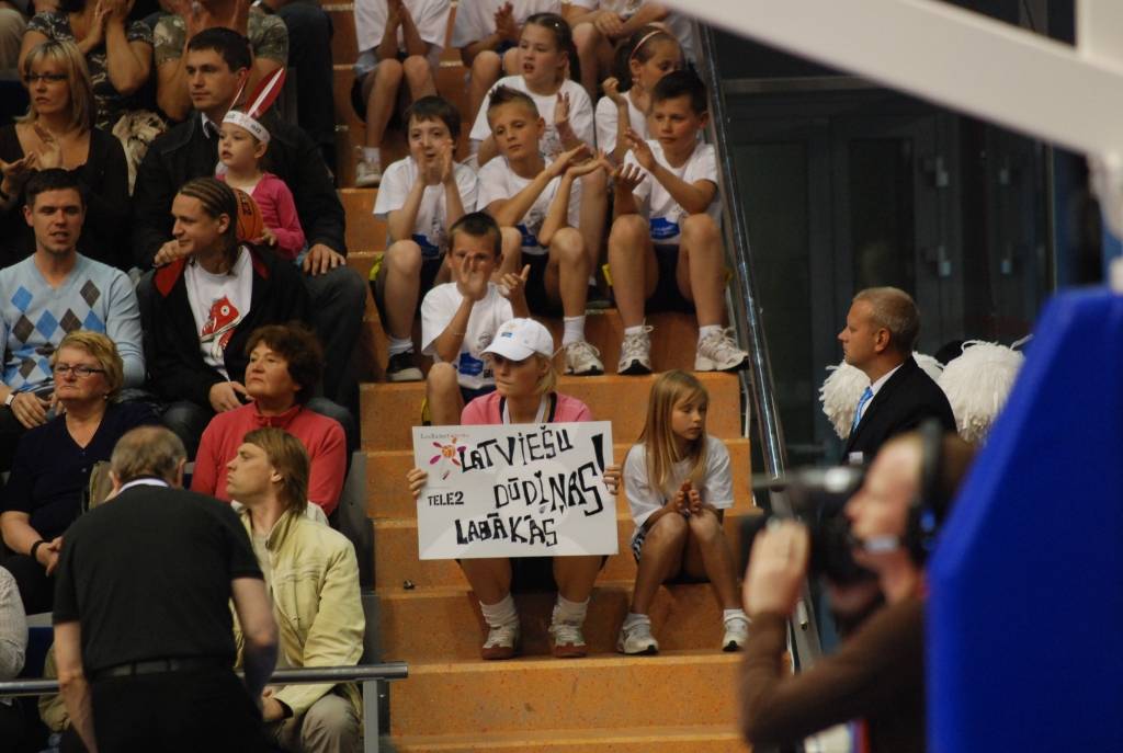 Trīs dienu garumā Liepājas Olimpiskajā centrā notikušajās Eiropas sieviešu basketbola čempionāta spēlēs Latvijas sieviešu basketbola izlasei par līdzjutēju atbalstu nevajadzēja sūdzēties. Biļetes uz mačiem pret Poliju, Ungāriju un Grieķiju...
Autors: Uldis Dobelis