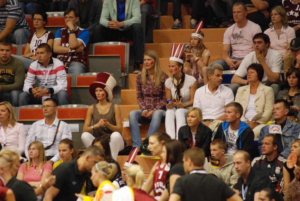 Trīs dienu garumā Liepājas Olimpiskajā centrā notikušajās Eiropas sieviešu basketbola čempionāta spēlēs Latvijas sieviešu basketbola izlasei par līdzjutēju atbalstu nevajadzēja sūdzēties. Biļetes uz mačiem pret Poliju, Ungāriju un Grieķiju...
Autors: Uldis Dobelis