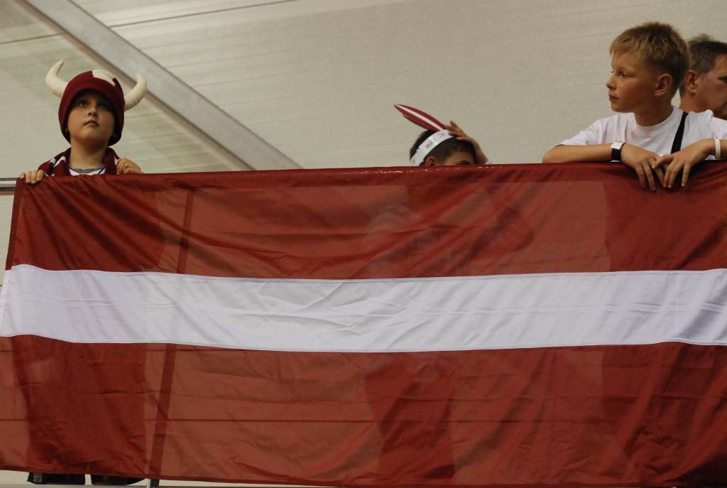Trīs dienu garumā Liepājas Olimpiskajā centrā notikušajās Eiropas sieviešu basketbola čempionāta spēlēs Latvijas sieviešu basketbola izlasei par līdzjutēju atbalstu nevajadzēja sūdzēties. Biļetes uz mačiem pret Poliju, Ungāriju un Grieķiju...
Autors: Uldis Dobelis