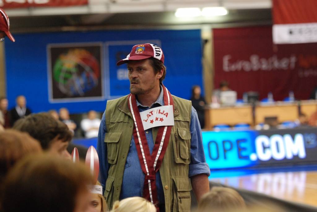 Trīs dienu garumā Liepājas Olimpiskajā centrā notikušajās Eiropas sieviešu basketbola čempionāta spēlēs Latvijas sieviešu basketbola izlasei par līdzjutēju atbalstu nevajadzēja sūdzēties. Biļetes uz mačiem pret Poliju, Ungāriju un Grieķiju...
Autors: Uldis Dobelis
