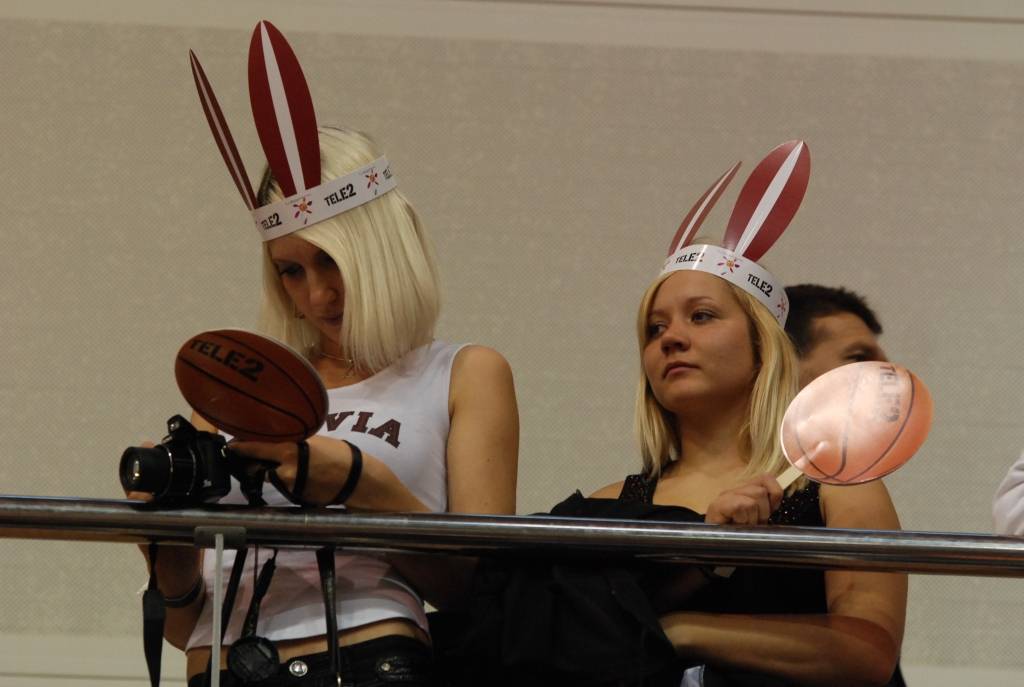 Trīs dienu garumā Liepājas Olimpiskajā centrā notikušajās Eiropas sieviešu basketbola čempionāta spēlēs Latvijas sieviešu basketbola izlasei par līdzjutēju atbalstu nevajadzēja sūdzēties. Biļetes uz mačiem pret Poliju, Ungāriju un Grieķiju...
Autors: Uldis Dobelis