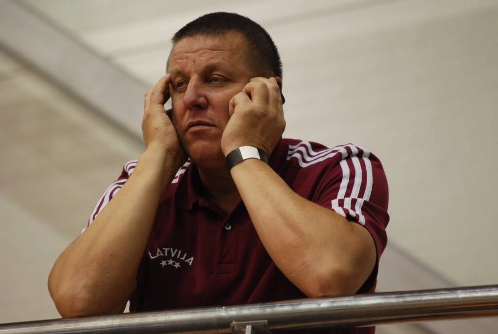 Trīs dienu garumā Liepājas Olimpiskajā centrā notikušajās Eiropas sieviešu basketbola čempionāta spēlēs Latvijas sieviešu basketbola izlasei par līdzjutēju atbalstu nevajadzēja sūdzēties. Biļetes uz mačiem pret Poliju, Ungāriju un Grieķiju...
Autors: Uldis Dobelis