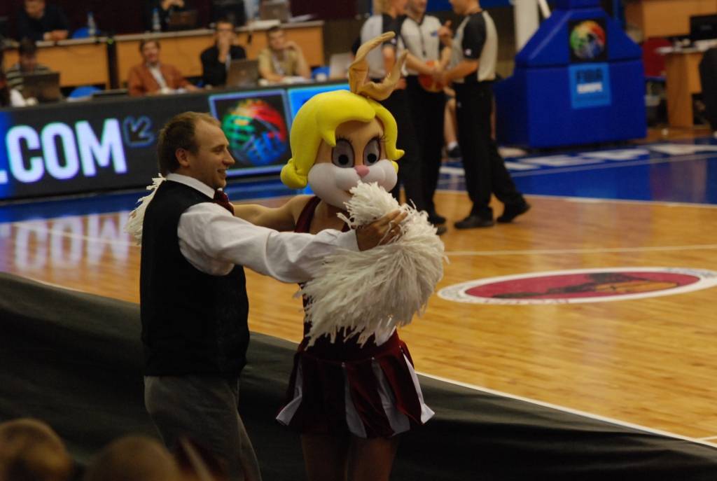 Trīs dienu garumā Liepājas Olimpiskajā centrā notikušajās Eiropas sieviešu basketbola čempionāta spēlēs Latvijas sieviešu basketbola izlasei par līdzjutēju atbalstu nevajadzēja sūdzēties. Biļetes uz mačiem pret Poliju, Ungāriju un Grieķiju...
Autors: Uldis Dobelis