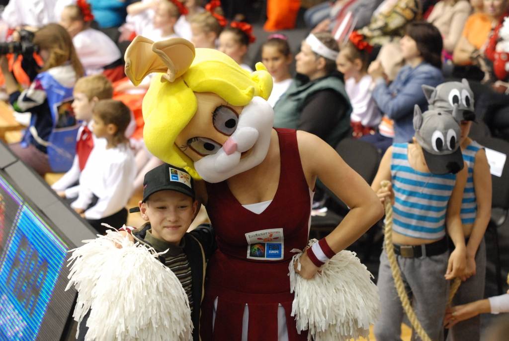 Trīs dienu garumā Liepājas Olimpiskajā centrā notikušajās Eiropas sieviešu basketbola čempionāta spēlēs Latvijas sieviešu basketbola izlasei par līdzjutēju atbalstu nevajadzēja sūdzēties. Biļetes uz mačiem pret Poliju, Ungāriju un Grieķiju...
Autors: Uldis Dobelis