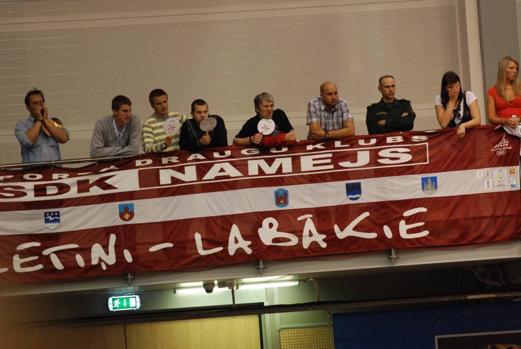 Trīs dienu garumā Liepājas Olimpiskajā centrā notikušajās Eiropas sieviešu basketbola čempionāta spēlēs Latvijas sieviešu basketbola izlasei par līdzjutēju atbalstu nevajadzēja sūdzēties. Biļetes uz mačiem pret Poliju, Ungāriju un Grieķiju...
Autors: Uldis Dobelis