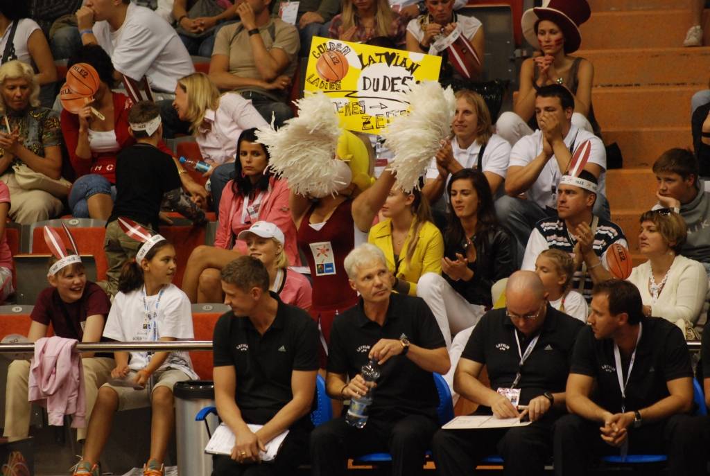 Trīs dienu garumā Liepājas Olimpiskajā centrā notikušajās Eiropas sieviešu basketbola čempionāta spēlēs Latvijas sieviešu basketbola izlasei par līdzjutēju atbalstu nevajadzēja sūdzēties. Biļetes uz mačiem pret Poliju, Ungāriju un Grieķiju...
Autors: Uldis Dobelis