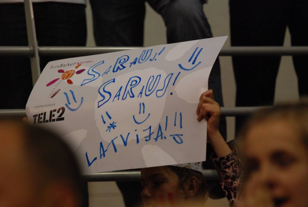 Trīs dienu garumā Liepājas Olimpiskajā centrā notikušajās Eiropas sieviešu basketbola čempionāta spēlēs Latvijas sieviešu basketbola izlasei par līdzjutēju atbalstu nevajadzēja sūdzēties. Biļetes uz mačiem pret Poliju, Ungāriju un Grieķiju...
Autors: Uldis Dobelis