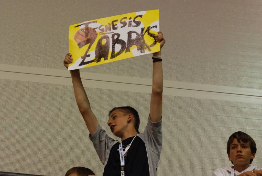 Trīs dienu garumā Liepājas Olimpiskajā centrā notikušajās Eiropas sieviešu basketbola čempionāta spēlēs Latvijas sieviešu basketbola izlasei par līdzjutēju atbalstu nevajadzēja sūdzēties. Biļetes uz mačiem pret Poliju, Ungāriju un Grieķiju...
Autors: Uldis Dobelis