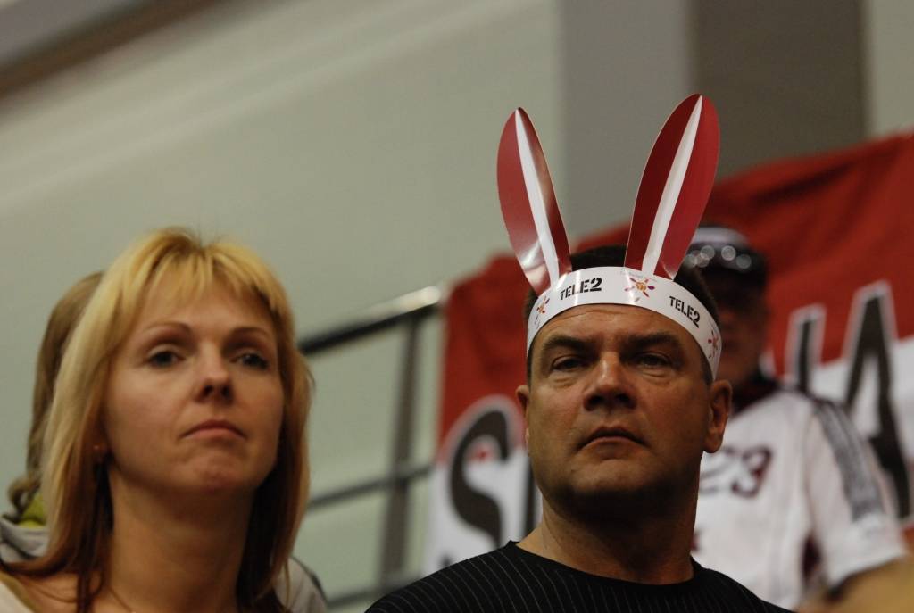 Trīs dienu garumā Liepājas Olimpiskajā centrā notikušajās Eiropas sieviešu basketbola čempionāta spēlēs Latvijas sieviešu basketbola izlasei par līdzjutēju atbalstu nevajadzēja sūdzēties. Biļetes uz mačiem pret Poliju, Ungāriju un Grieķiju...
Autors: Uldis Dobelis