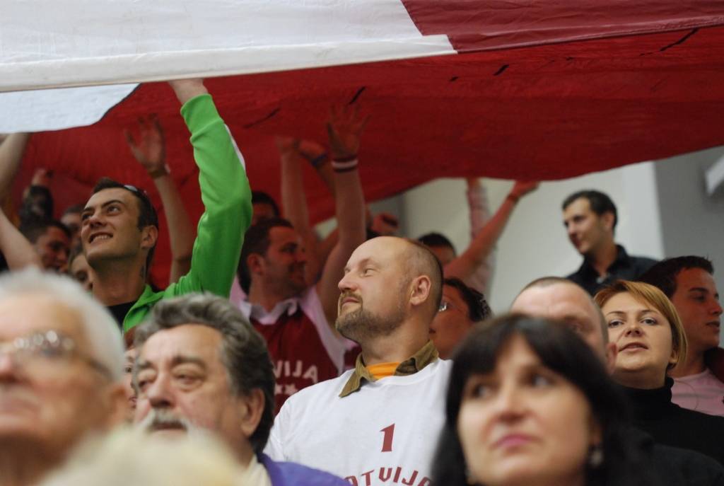 Trīs dienu garumā Liepājas Olimpiskajā centrā notikušajās Eiropas sieviešu basketbola čempionāta spēlēs Latvijas sieviešu basketbola izlasei par līdzjutēju atbalstu nevajadzēja sūdzēties. Biļetes uz mačiem pret Poliju, Ungāriju un Grieķiju...
Autors: Uldis Dobelis
