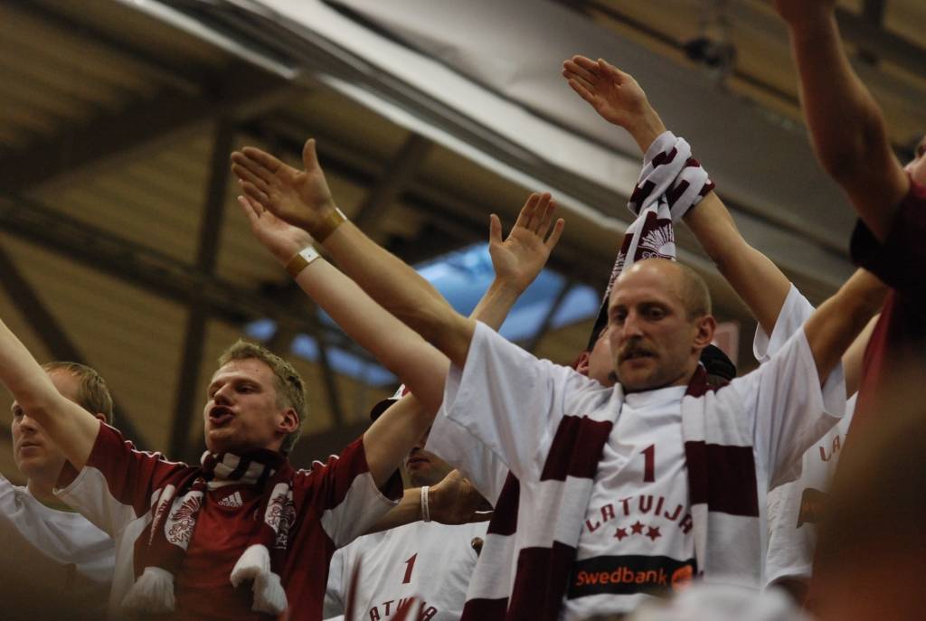 Trīs dienu garumā Liepājas Olimpiskajā centrā notikušajās Eiropas sieviešu basketbola čempionāta spēlēs Latvijas sieviešu basketbola izlasei par līdzjutēju atbalstu nevajadzēja sūdzēties. Biļetes uz mačiem pret Poliju, Ungāriju un Grieķiju...
Autors: Uldis Dobelis
