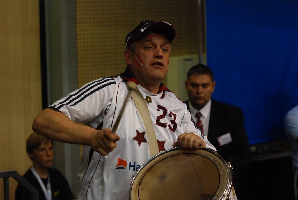 Trīs dienu garumā Liepājas Olimpiskajā centrā notikušajās Eiropas sieviešu basketbola čempionāta spēlēs Latvijas sieviešu basketbola izlasei par līdzjutēju atbalstu nevajadzēja sūdzēties. Biļetes uz mačiem pret Poliju, Ungāriju un Grieķiju...
Autors: Uldis Dobelis