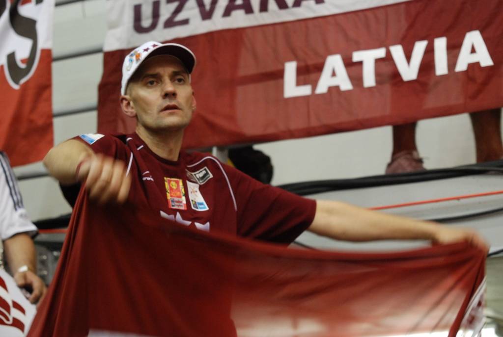 Trīs dienu garumā Liepājas Olimpiskajā centrā notikušajās Eiropas sieviešu basketbola čempionāta spēlēs Latvijas sieviešu basketbola izlasei par līdzjutēju atbalstu nevajadzēja sūdzēties. Biļetes uz mačiem pret Poliju, Ungāriju un Grieķiju...
Autors: Uldis Dobelis