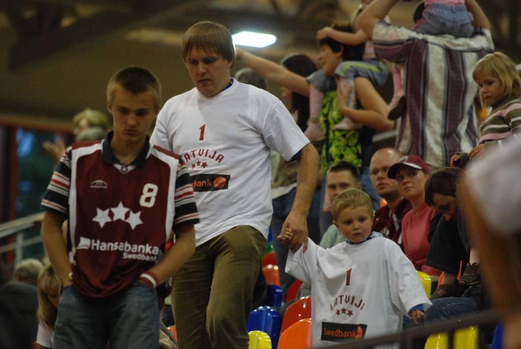 Trīs dienu garumā Liepājas Olimpiskajā centrā notikušajās Eiropas sieviešu basketbola čempionāta spēlēs Latvijas sieviešu basketbola izlasei par līdzjutēju atbalstu nevajadzēja sūdzēties. Biļetes uz mačiem pret Poliju, Ungāriju un Grieķiju...
Autors: Uldis Dobelis