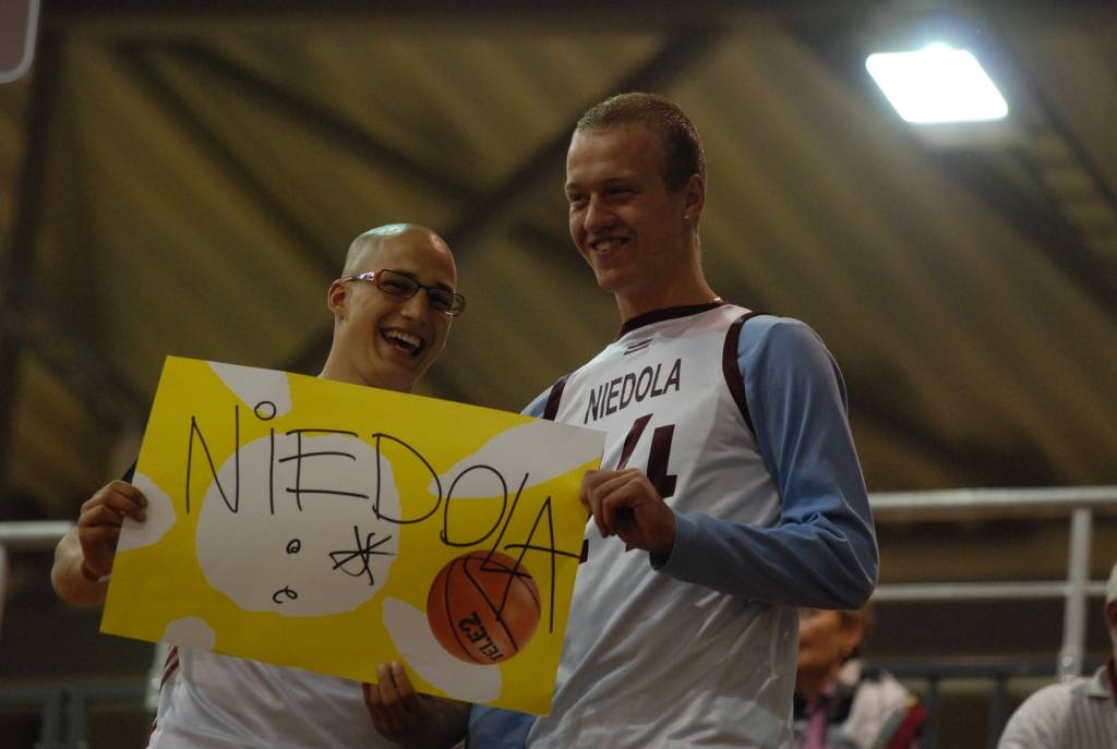 Trīs dienu garumā Liepājas Olimpiskajā centrā notikušajās Eiropas sieviešu basketbola čempionāta spēlēs Latvijas sieviešu basketbola izlasei par līdzjutēju atbalstu nevajadzēja sūdzēties. Biļetes uz mačiem pret Poliju, Ungāriju un Grieķiju...
Autors: Uldis Dobelis