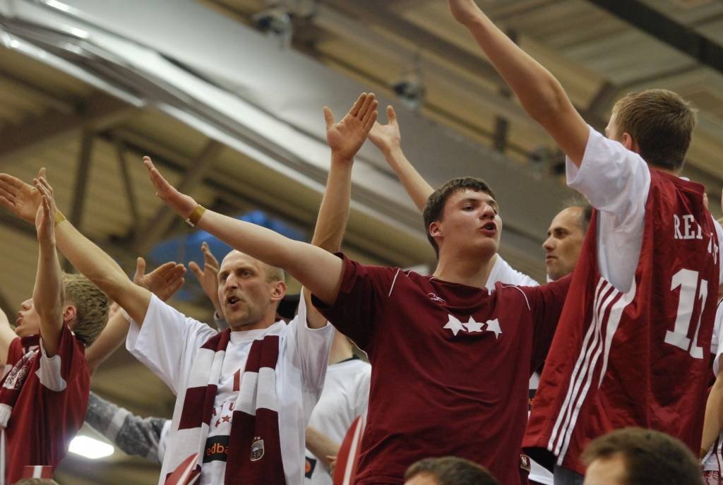 Trīs dienu garumā Liepājas Olimpiskajā centrā notikušajās Eiropas sieviešu basketbola čempionāta spēlēs Latvijas sieviešu basketbola izlasei par līdzjutēju atbalstu nevajadzēja sūdzēties. Biļetes uz mačiem pret Poliju, Ungāriju un Grieķiju...
Autors: Uldis Dobelis