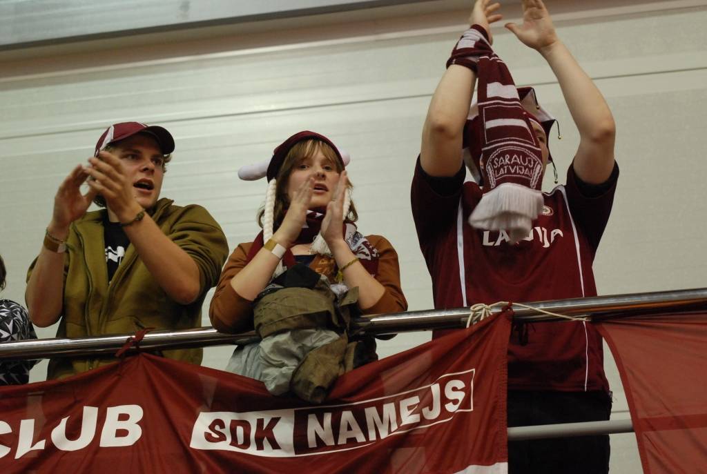 Trīs dienu garumā Liepājas Olimpiskajā centrā notikušajās Eiropas sieviešu basketbola čempionāta spēlēs Latvijas sieviešu basketbola izlasei par līdzjutēju atbalstu nevajadzēja sūdzēties. Biļetes uz mačiem pret Poliju, Ungāriju un Grieķiju...
Autors: Uldis Dobelis