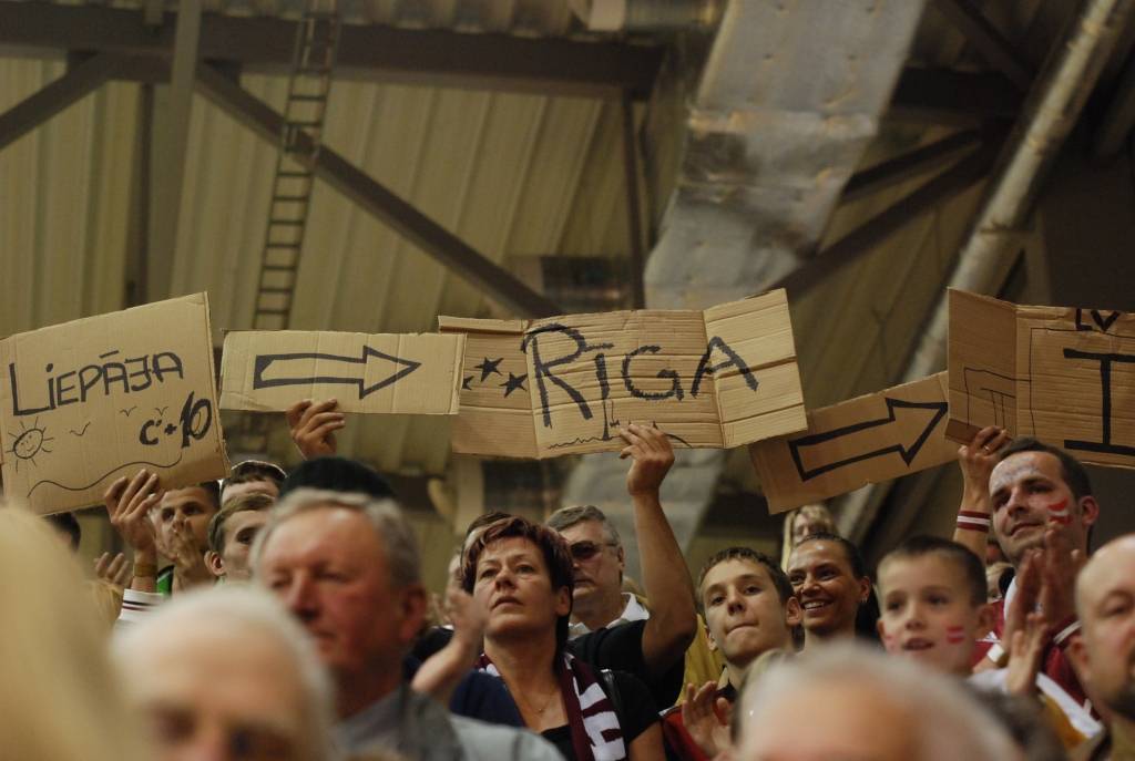 Trīs dienu garumā Liepājas Olimpiskajā centrā notikušajās Eiropas sieviešu basketbola čempionāta spēlēs Latvijas sieviešu basketbola izlasei par līdzjutēju atbalstu nevajadzēja sūdzēties. Biļetes uz mačiem pret Poliju, Ungāriju un Grieķiju...
Autors: Uldis Dobelis