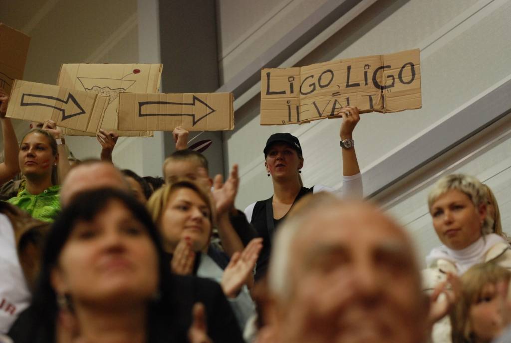 Trīs dienu garumā Liepājas Olimpiskajā centrā notikušajās Eiropas sieviešu basketbola čempionāta spēlēs Latvijas sieviešu basketbola izlasei par līdzjutēju atbalstu nevajadzēja sūdzēties. Biļetes uz mačiem pret Poliju, Ungāriju un Grieķiju...
Autors: Uldis Dobelis
