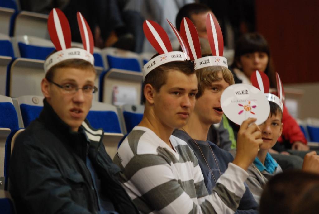 Trīs dienu garumā Liepājas Olimpiskajā centrā notikušajās Eiropas sieviešu basketbola čempionāta spēlēs Latvijas sieviešu basketbola izlasei par līdzjutēju atbalstu nevajadzēja sūdzēties. Biļetes uz mačiem pret Poliju, Ungāriju un Grieķiju...
Autors: Uldis Dobelis