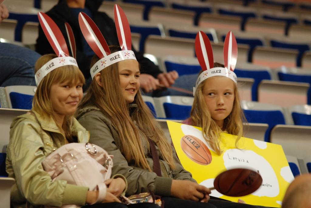 Trīs dienu garumā Liepājas Olimpiskajā centrā notikušajās Eiropas sieviešu basketbola čempionāta spēlēs Latvijas sieviešu basketbola izlasei par līdzjutēju atbalstu nevajadzēja sūdzēties. Biļetes uz mačiem pret Poliju, Ungāriju un Grieķiju...
Autors: Uldis Dobelis