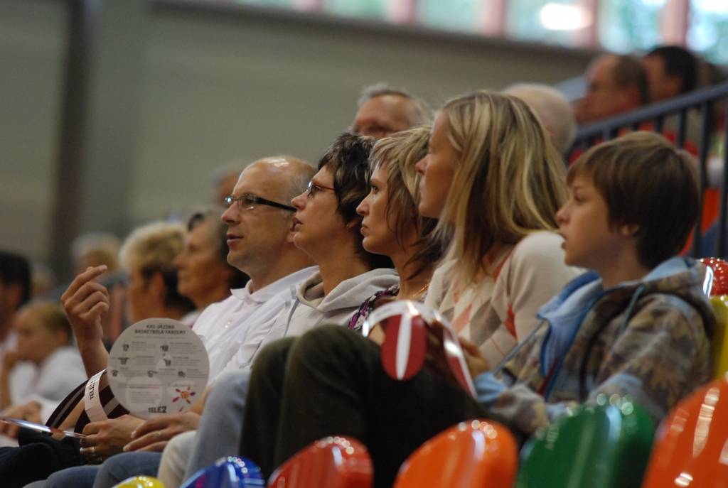 Trīs dienu garumā Liepājas Olimpiskajā centrā notikušajās Eiropas sieviešu basketbola čempionāta spēlēs Latvijas sieviešu basketbola izlasei par līdzjutēju atbalstu nevajadzēja sūdzēties. Biļetes uz mačiem pret Poliju, Ungāriju un Grieķiju...
Autors: Uldis Dobelis