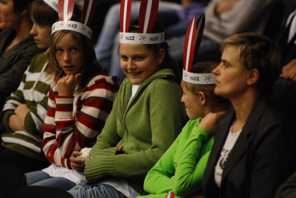 Trīs dienu garumā Liepājas Olimpiskajā centrā notikušajās Eiropas sieviešu basketbola čempionāta spēlēs Latvijas sieviešu basketbola izlasei par līdzjutēju atbalstu nevajadzēja sūdzēties. Biļetes uz mačiem pret Poliju, Ungāriju un Grieķiju...
Autors: Uldis Dobelis