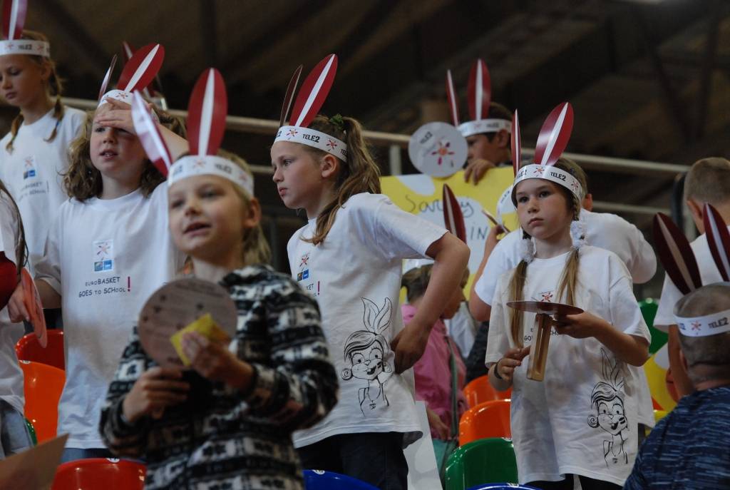 Trīs dienu garumā Liepājas Olimpiskajā centrā notikušajās Eiropas sieviešu basketbola čempionāta spēlēs Latvijas sieviešu basketbola izlasei par līdzjutēju atbalstu nevajadzēja sūdzēties. Biļetes uz mačiem pret Poliju, Ungāriju un Grieķiju...
Autors: Uldis Dobelis