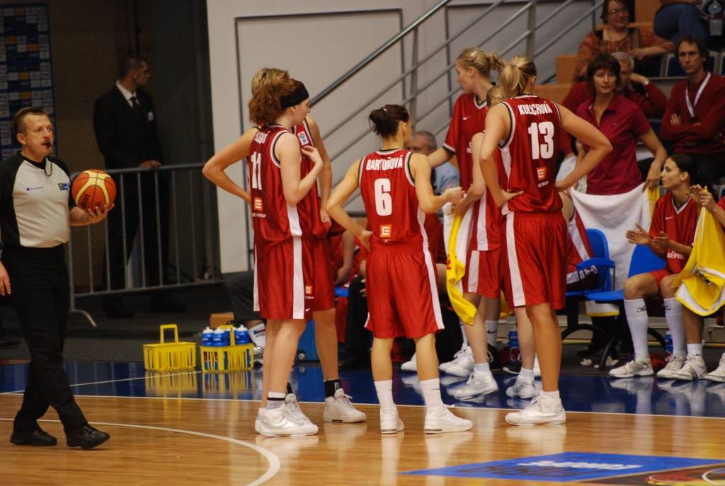 Šodien, 9. jūnijā, Liepājas Olimpiskajā centrā ar Čehijas un Ukrainas spēli sākās Eiropas čempionāta basketbolā sievietēm pēdējā apakšgrupas spēļu diena. Pēc pirmā puslaika ar 41:31 vadībā bija Ukrainas valstsvienība. Latvijas izlase...
Autors: Uldis Dobelis