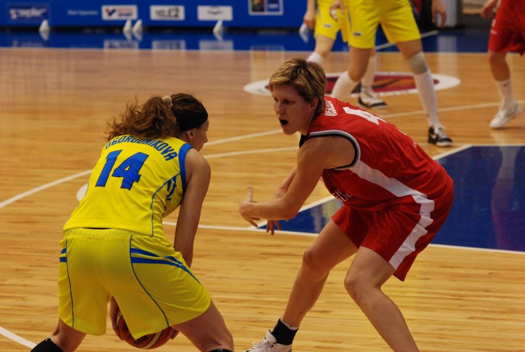 Šodien, 9. jūnijā, Liepājas Olimpiskajā centrā ar Čehijas un Ukrainas spēli sākās Eiropas čempionāta basketbolā sievietēm pēdējā apakšgrupas spēļu diena. Pēc pirmā puslaika ar 41:31 vadībā bija Ukrainas valstsvienība. Latvijas izlase...
Autors: Uldis Dobelis