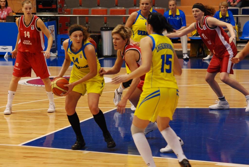 Šodien, 9. jūnijā, Liepājas Olimpiskajā centrā ar Čehijas un Ukrainas spēli sākās Eiropas čempionāta basketbolā sievietēm pēdējā apakšgrupas spēļu diena. Pēc pirmā puslaika ar 41:31 vadībā bija Ukrainas valstsvienība. Latvijas izlase...
Autors: Uldis Dobelis