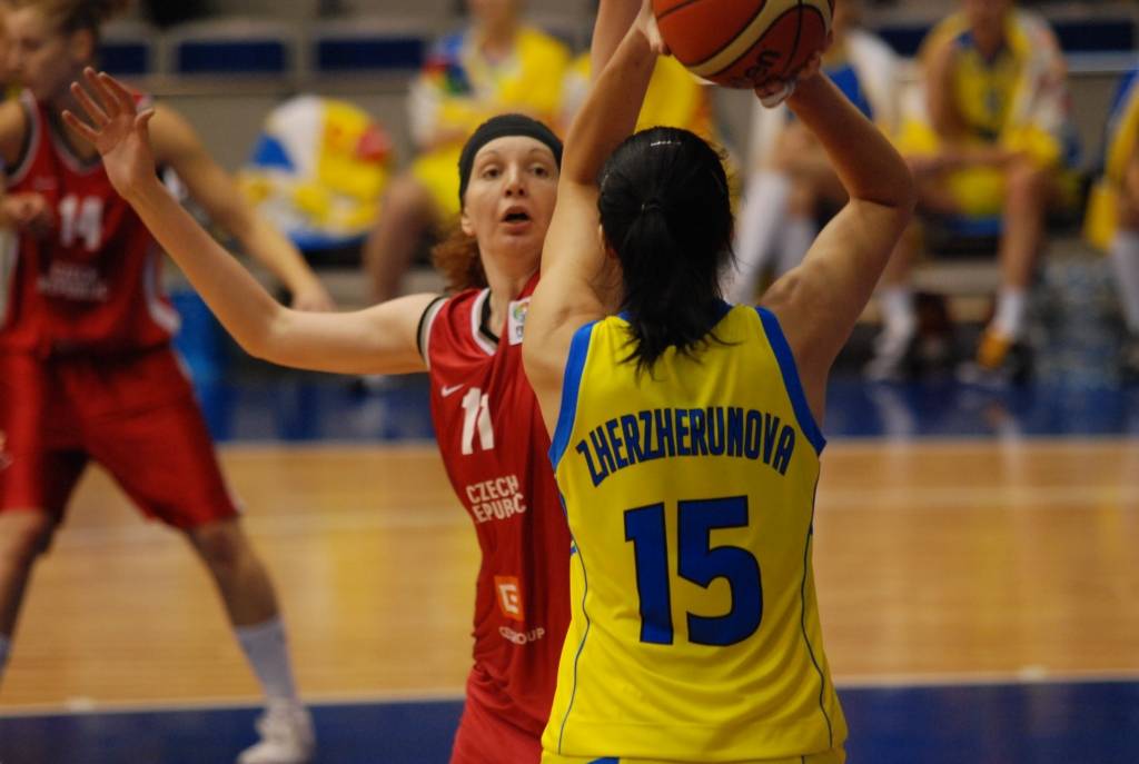 Šodien, 9. jūnijā, Liepājas Olimpiskajā centrā ar Čehijas un Ukrainas spēli sākās Eiropas čempionāta basketbolā sievietēm pēdējā apakšgrupas spēļu diena. Pēc pirmā puslaika ar 41:31 vadībā bija Ukrainas valstsvienība. Latvijas izlase...
Autors: Uldis Dobelis
