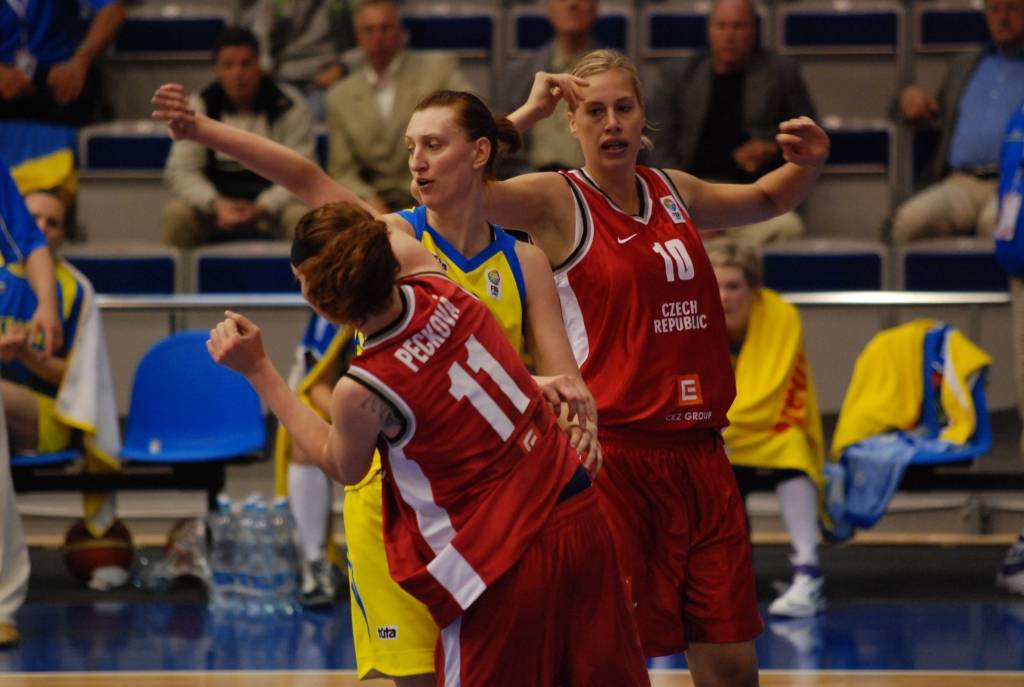 Šodien, 9. jūnijā, Liepājas Olimpiskajā centrā ar Čehijas un Ukrainas spēli sākās Eiropas čempionāta basketbolā sievietēm pēdējā apakšgrupas spēļu diena. Pēc pirmā puslaika ar 41:31 vadībā bija Ukrainas valstsvienība. Latvijas izlase...
Autors: Uldis Dobelis