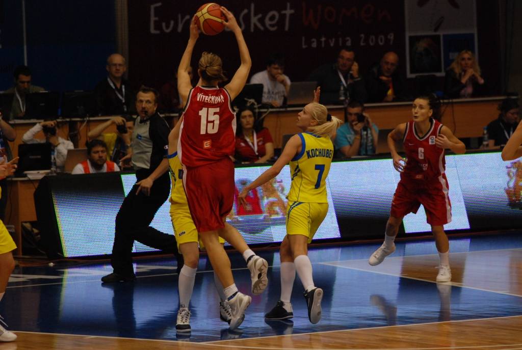 Šodien, 9. jūnijā, Liepājas Olimpiskajā centrā ar Čehijas un Ukrainas spēli sākās Eiropas čempionāta basketbolā sievietēm pēdējā apakšgrupas spēļu diena. Pēc pirmā puslaika ar 41:31 vadībā bija Ukrainas valstsvienība. Latvijas izlase...
Autors: Uldis Dobelis