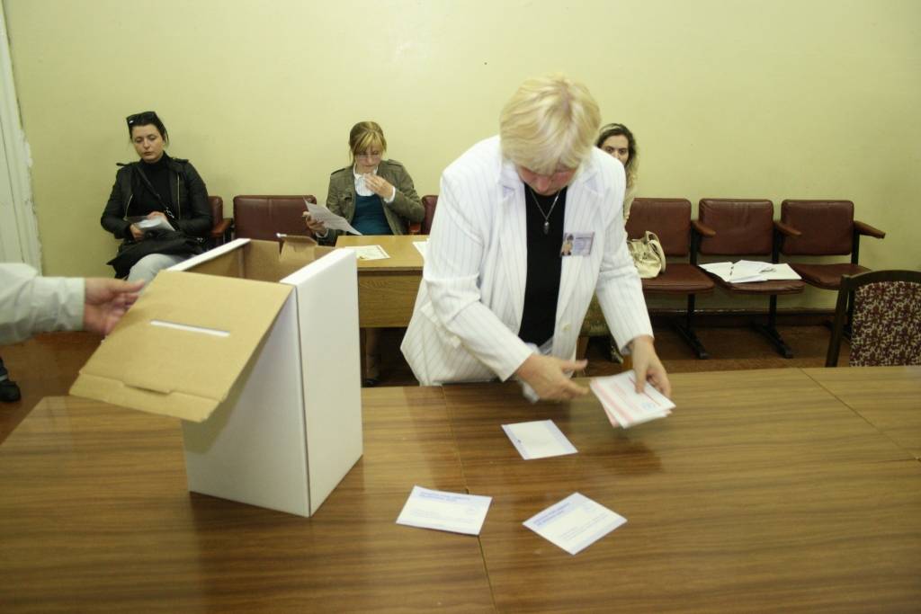 232. iecirknī, Liepājas Universitātē, sestdien īsi pēc pulksten 22 tika atvērtas balsošanas urnas. 

Pirmo atvēra iepriekšējās balsošanas urnu, pēc tam tika izbērtas mājas balsošanas aploksnes, tad aploksnes no sestdienas balsošanas. 

No...
Autors: "Rekurzeme", portāls