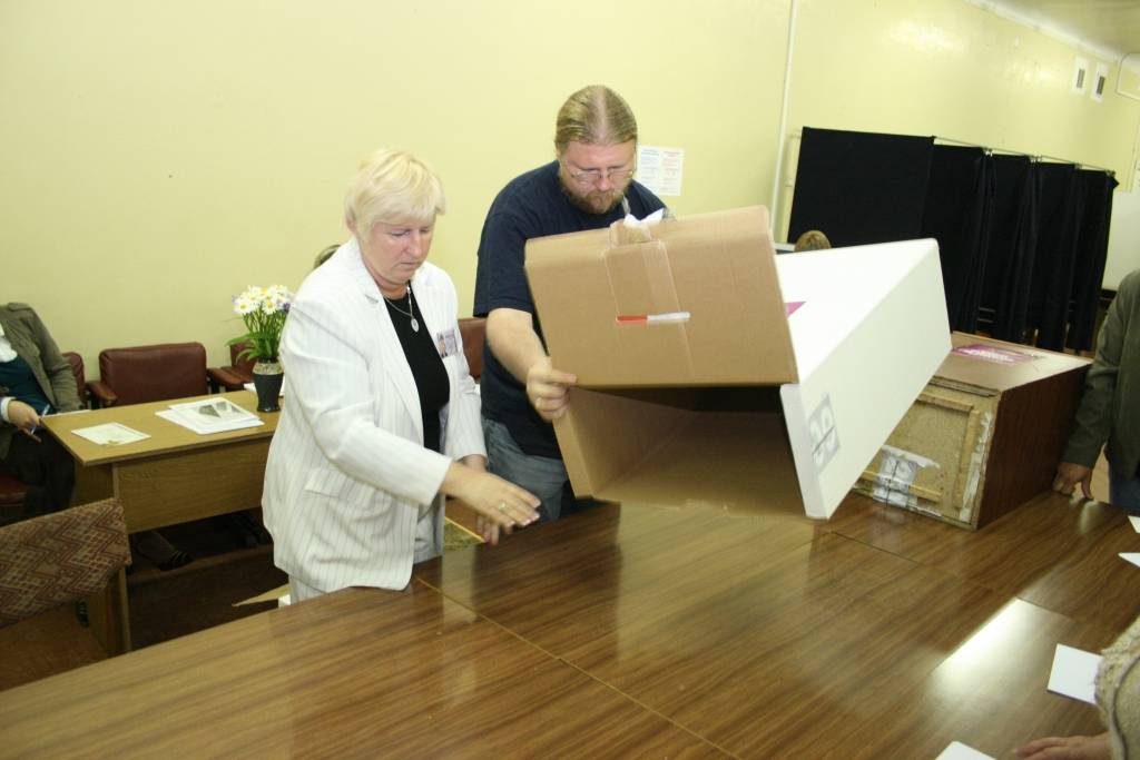 232. iecirknī, Liepājas Universitātē, sestdien īsi pēc pulksten 22 tika atvērtas balsošanas urnas. 

Pirmo atvēra iepriekšējās balsošanas urnu, pēc tam tika izbērtas mājas balsošanas aploksnes, tad aploksnes no sestdienas balsošanas. 

No...
Autors: "Rekurzeme", portāls