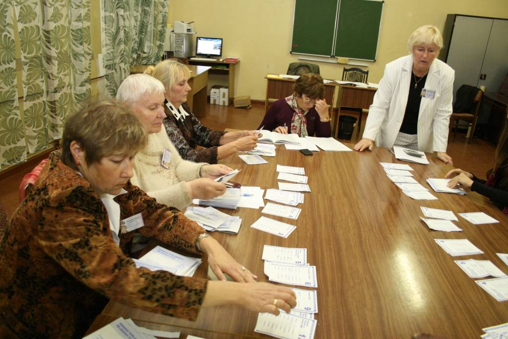 232. iecirknī, Liepājas Universitātē, sestdien īsi pēc pulksten 22 tika atvērtas balsošanas urnas. 

Pirmo atvēra iepriekšējās balsošanas urnu, pēc tam tika izbērtas mājas balsošanas aploksnes, tad aploksnes no sestdienas balsošanas. 

No...
Autors: "Rekurzeme", portāls