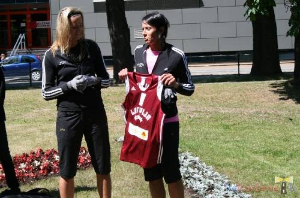 Šodien, 5. jūnijā, Latvijas sieviešu basketbola izlase Liepājā, Raiņa parkā iepretim Liepājas Olimpiskajam centram, pabeidza puķu kompozīciju, kurā redzams Eiropas čempionāta logotips. Puķu kompozīciju parkā varēs apskatīt visu vasaru. Jau...
Autors: Uldis Dobelis