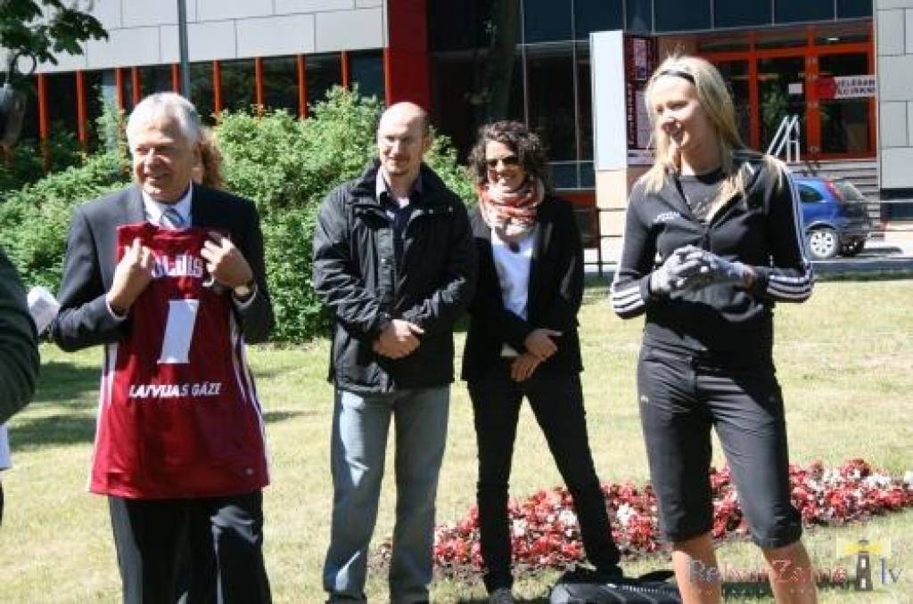 Šodien, 5. jūnijā, Latvijas sieviešu basketbola izlase Liepājā, Raiņa parkā iepretim Liepājas Olimpiskajam centram, pabeidza puķu kompozīciju, kurā redzams Eiropas čempionāta logotips. Puķu kompozīciju parkā varēs apskatīt visu vasaru. Jau...
Autors: Uldis Dobelis