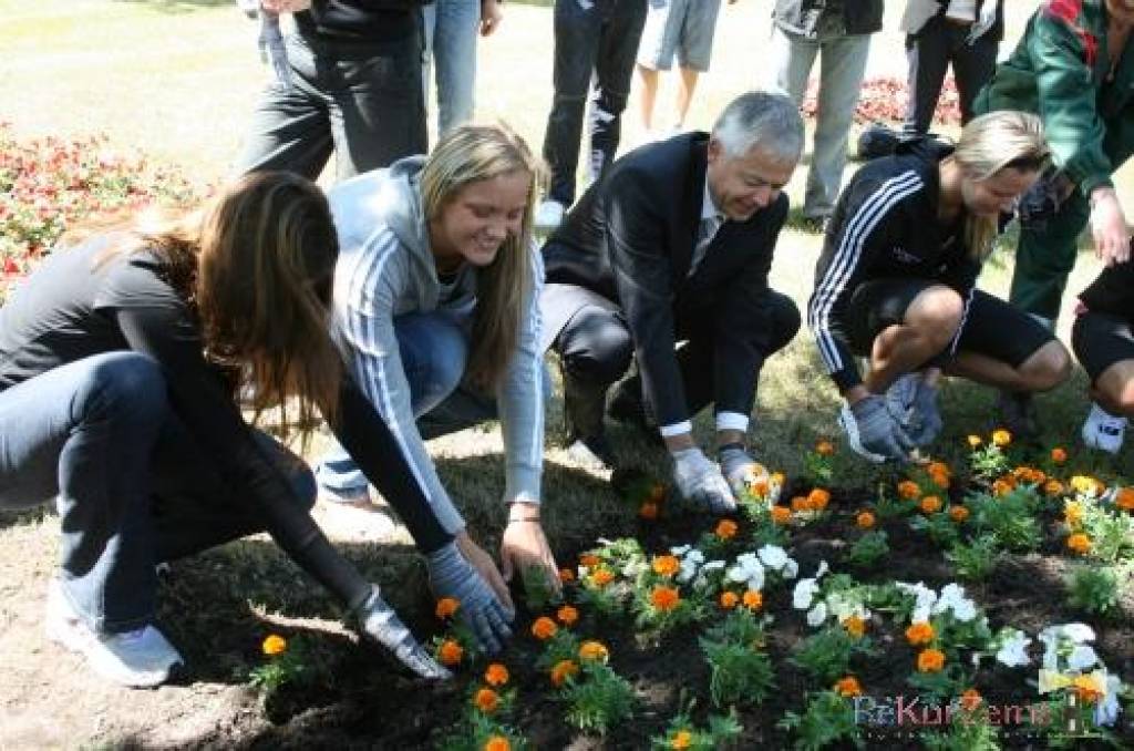 Šodien, 5. jūnijā, Latvijas sieviešu basketbola izlase Liepājā, Raiņa parkā iepretim Liepājas Olimpiskajam centram, pabeidza puķu kompozīciju, kurā redzams Eiropas čempionāta logotips. Puķu kompozīciju parkā varēs apskatīt visu vasaru. Jau...
Autors: Uldis Dobelis