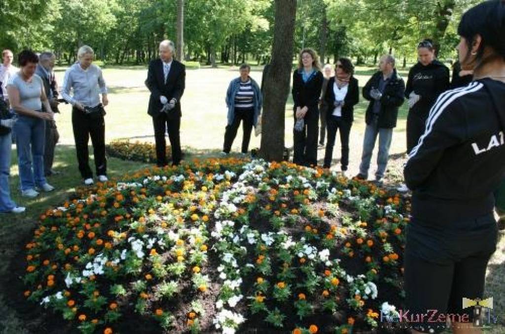 Šodien, 5. jūnijā, Latvijas sieviešu basketbola izlase Liepājā, Raiņa parkā iepretim Liepājas Olimpiskajam centram, pabeidza puķu kompozīciju, kurā redzams Eiropas čempionāta logotips. Puķu kompozīciju parkā varēs apskatīt visu vasaru. Jau...
Autors: Uldis Dobelis