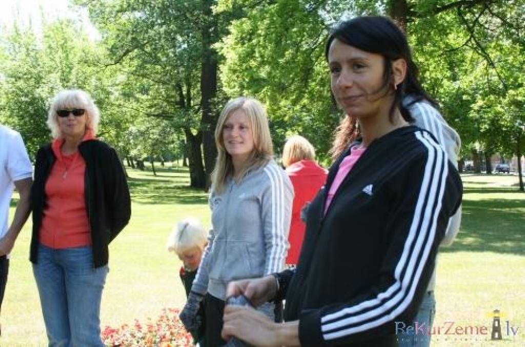 Šodien, 5. jūnijā, Latvijas sieviešu basketbola izlase Liepājā, Raiņa parkā iepretim Liepājas Olimpiskajam centram, pabeidza puķu kompozīciju, kurā redzams Eiropas čempionāta logotips. Puķu kompozīciju parkā varēs apskatīt visu vasaru. Jau...
Autors: Uldis Dobelis