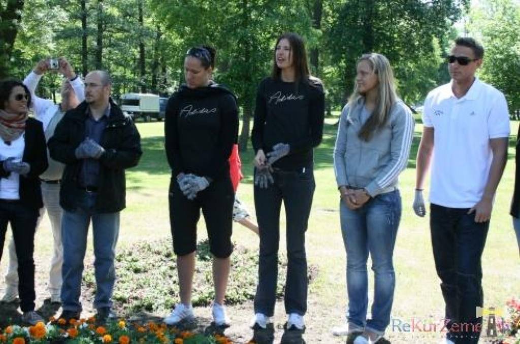 Šodien, 5. jūnijā, Latvijas sieviešu basketbola izlase Liepājā, Raiņa parkā iepretim Liepājas Olimpiskajam centram, pabeidza puķu kompozīciju, kurā redzams Eiropas čempionāta logotips. Puķu kompozīciju parkā varēs apskatīt visu vasaru. Jau...
Autors: Uldis Dobelis