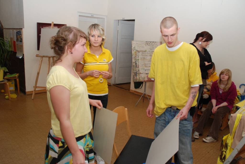 Spītējot lietainajam laikam, Liepājas Universitātes mākslas studenti šodien rīko radošo darbnīcu “Dzeltens 1”. Tas ir pirmais pasākums plānotajā ciklā. 

Vasarā mākslas mīļotāji, kuri paši grib izmēģināt roku mākslas darbu tapšanā, varēs...
Autors: Iluta Dreimane