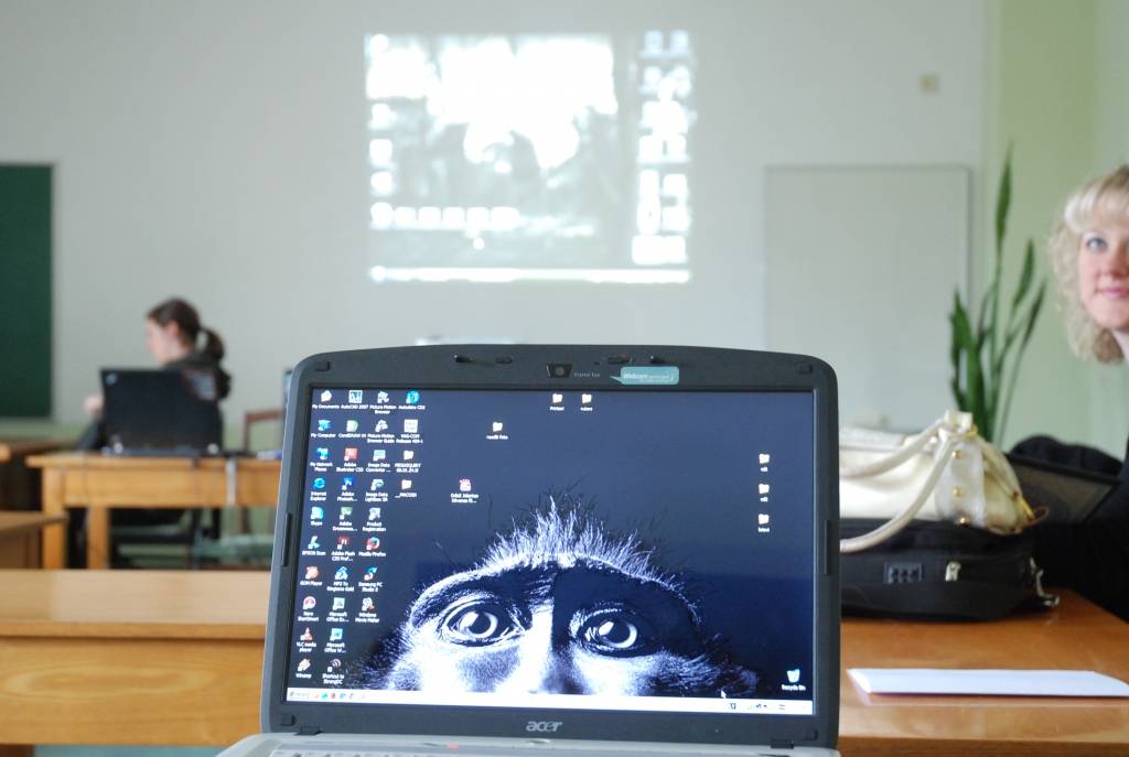 Spītējot lietainajam laikam, Liepājas Universitātes mākslas studenti šodien rīko radošo darbnīcu “Dzeltens 1”. Tas ir pirmais pasākums plānotajā ciklā. 

Vasarā mākslas mīļotāji, kuri paši grib izmēģināt roku mākslas darbu tapšanā, varēs...
Autors: Iluta Dreimane