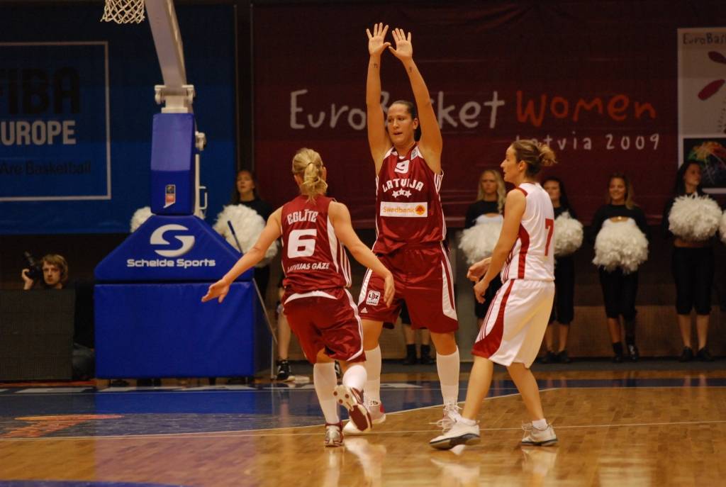 Latvijas sieviešu basketbola izlase 1. jūnijā Liepājas Olimpiskajā centrā savā pēdējā pārbaudes spēlē pirms Eiropas čempionāta basketbolā ar 84:67 (21:16, 15:9, 22:21, 28:21) uzvarēja Turcijas valstsvienību.
Autors: Uldis Dobelis