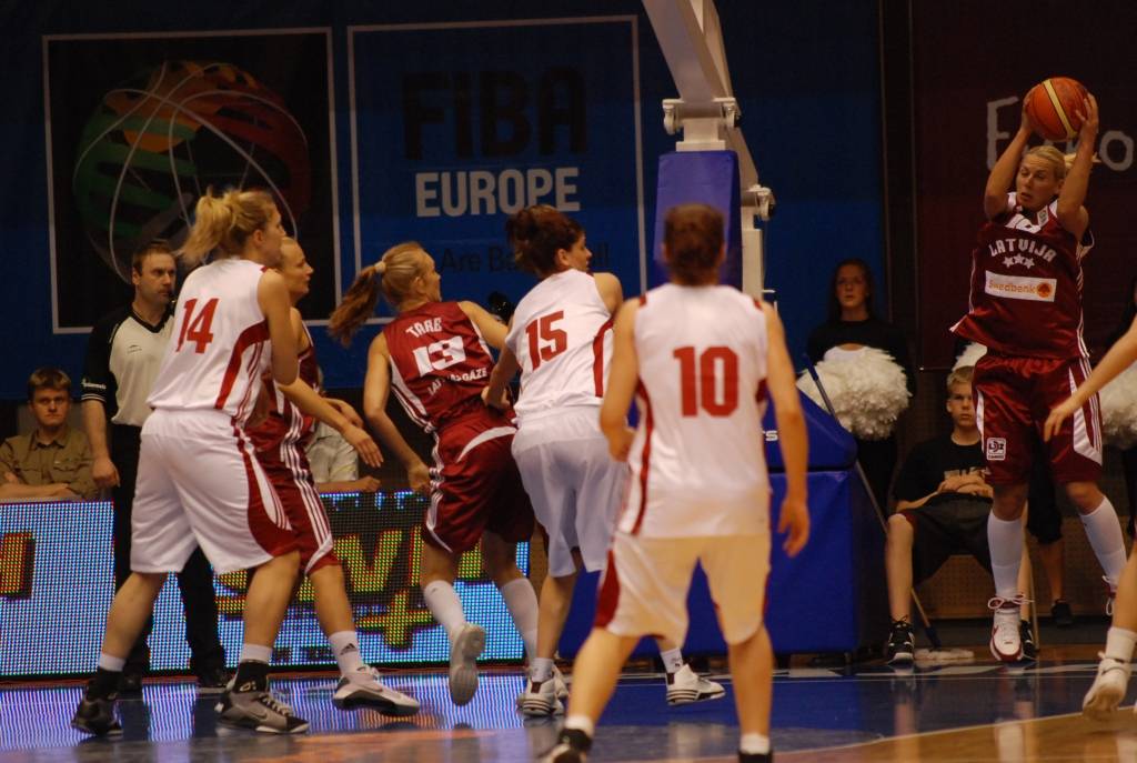 Latvijas sieviešu basketbola izlase 1. jūnijā Liepājas Olimpiskajā centrā savā pēdējā pārbaudes spēlē pirms Eiropas čempionāta basketbolā ar 84:67 (21:16, 15:9, 22:21, 28:21) uzvarēja Turcijas valstsvienību.
Autors: Uldis Dobelis