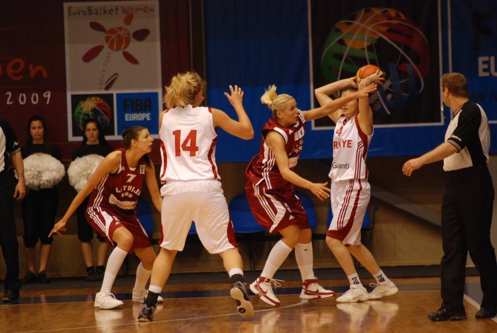 Latvijas sieviešu basketbola izlase 1. jūnijā Liepājas Olimpiskajā centrā savā pēdējā pārbaudes spēlē pirms Eiropas čempionāta basketbolā ar 84:67 (21:16, 15:9, 22:21, 28:21) uzvarēja Turcijas valstsvienību.
Autors: Uldis Dobelis